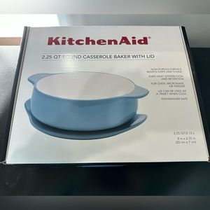 NIB 2.5 qt covered casserole baker with lid